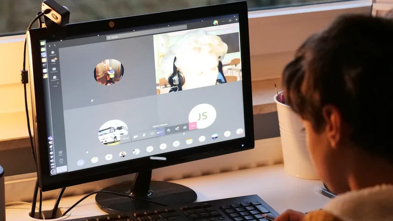Microsoft LifeCam Studio 1080p HD Webcam – Gray